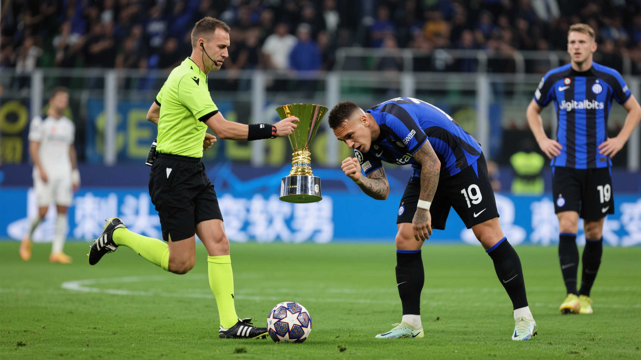 拭目以待他 拭目以待他